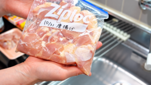 白だしで下味をつけた唐揚げ用の鶏もも肉