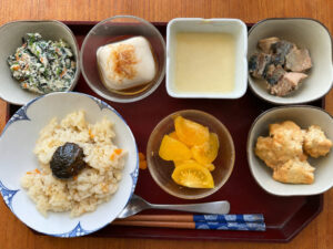飲み込みやすい介護食の献立例。やわらかめの炊き込みご飯、白和え、コーンポタージュなど7品