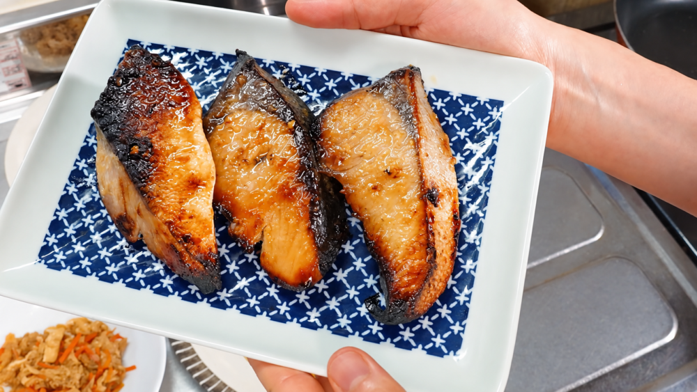 こんがり焼き上げたブリの味噌焼き3切れ