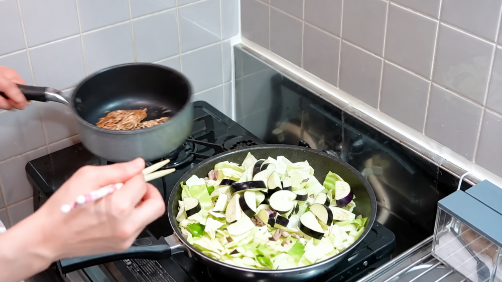 豚こま肉にキャベツ、ピーマン、茄子を加えて炒める