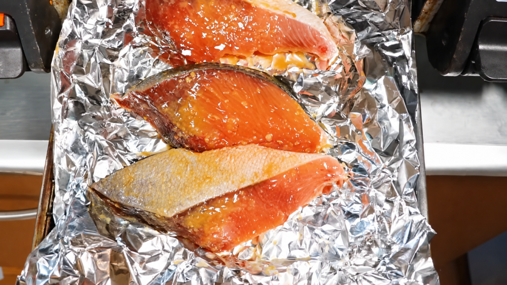 アルミホイルに並べたブリを魚焼きグリルに入れる