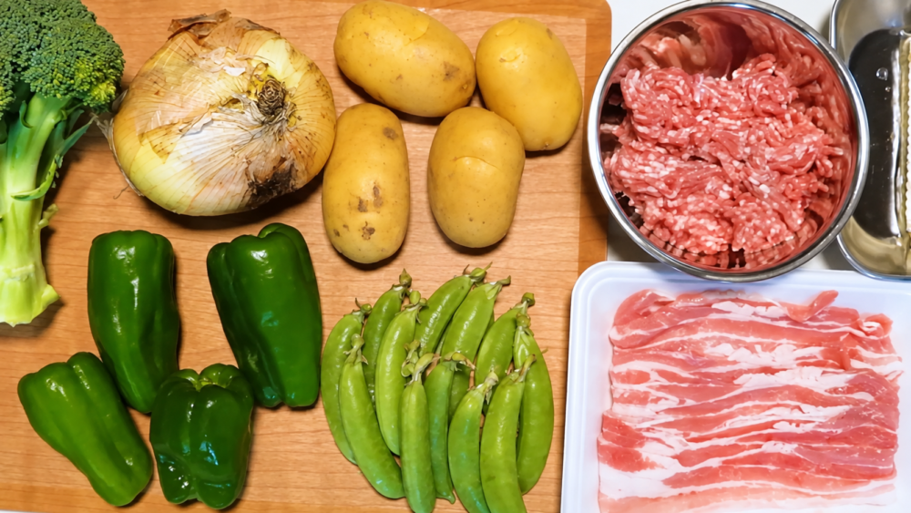 作り置き用にそろえたブロッコリー、玉ねぎ、じゃが芋、ピーマン、スナップエンドウと肉