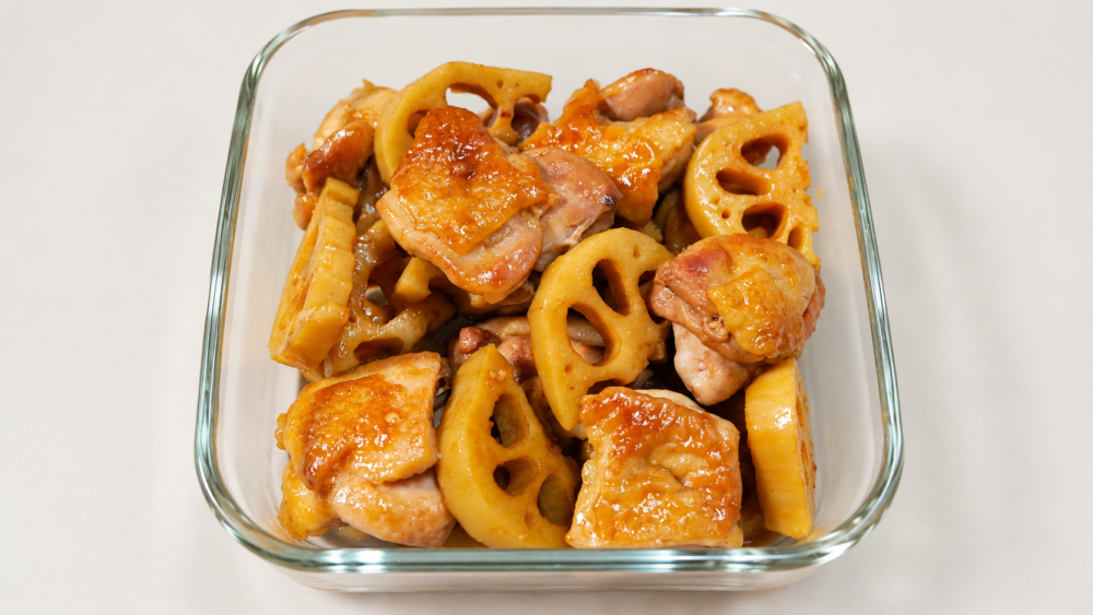 甘酢だれでつやよく仕上げた鶏もも肉とれんこんの照り焼き