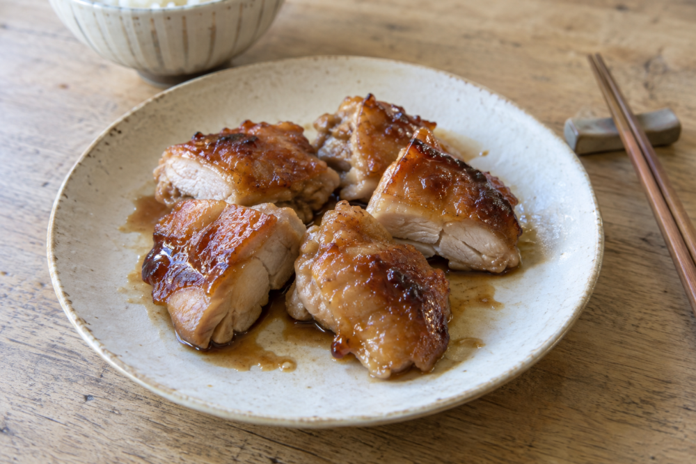 甘辛いたれを絡めた鶏肉の照り焼き